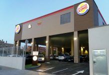 Trabajadores de Burger King se manifiestan en Granollers contra irregularidades de la empresa